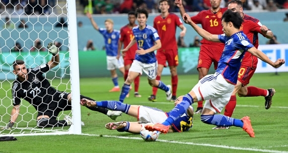 일본축구대표팀이 2일 알라이얀의 칼리파 인터내셔널 스타디움에서 열린 카타르월드컵 조별리그 E조 최종 3차전에서 스페인에 2-1 역전승을 거뒀다. 연합뉴스