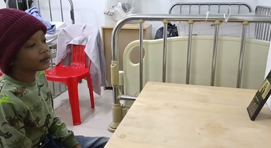 심장질환 수술을 앞두고 있는 캄보디아 아동 옥 로타 군이 2일 헤브론 병원에서 김건희 여사의 영상 편지를 시청하고 있다. 대통령실 제공