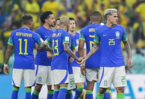 브라질 선수들이 3일(한국시간) 카타르 루사일의 루사일 아이코닉 스타디움에서 열린 카메룬과 2022 FIFA 카타르 월드컵 G조 마지막 경기에서 0-1로 졌지만 조 1위를 확정지은 뒤 자축하고 있다. AP 뉴시스