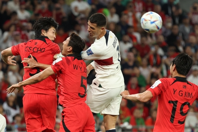 3일 카타르 알라이얀 에듀케이션 시티 스타디움에서 열린 2022 카타르 월드컵 H조 최종 3차전 대한민국과 포르투갈의 경기, 조규성이 포르투갈 호날두와 공중볼을 경합하고 있다. 뉴시스