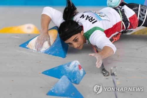 지난 10월 서울 대회에 출전했을 때의 엘나즈 레카비 모습. AP 자료사진 연합뉴스