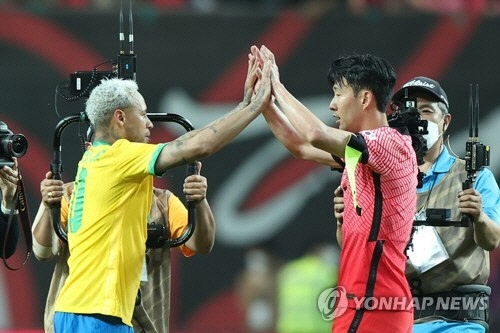 Neymar e Son Heung-min bateram palmas antes do amistoso entre Coreia do Sul e Brasil, disputado na Coreia em junho passado.  Imagem de dados Yonhap News 