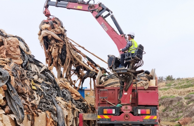 농업 폐기물을 수거하고 있는 집게 차량.