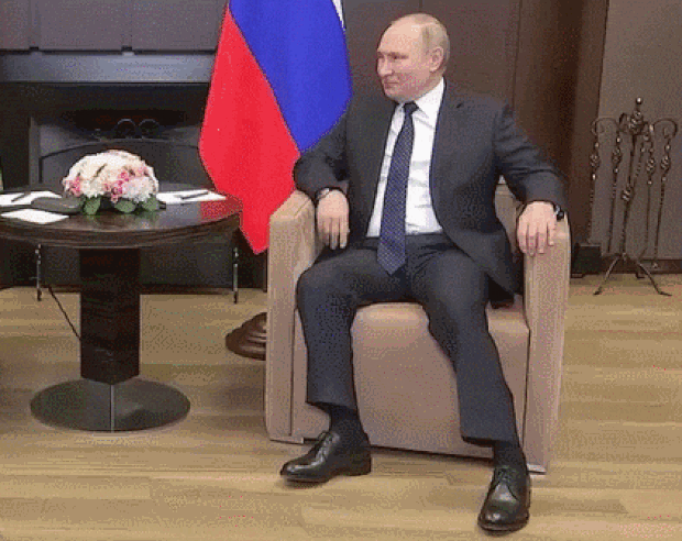 5월 23일 알렉산드르 루카셴코 벨라루스 대통령과 정상회담 자리에서 왼발을 어색하게 바깥쪽으로 비틀고 연신 꼼지락대는 이상 행동도 푸틴 대통령의 건강 이상설을 부추겼다.