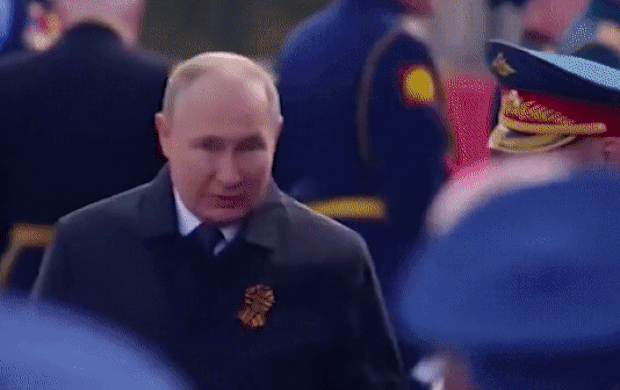 5월 9일 러시아 전승절 기념 열병식 때 오른팔을 거의 움직이지 않고 몸쪽에 어색하게 붙인 채 걷는 블라디미르 푸틴 대통령의 부자연스러운 걸음걸이가 건강 이상설로 번졌다.