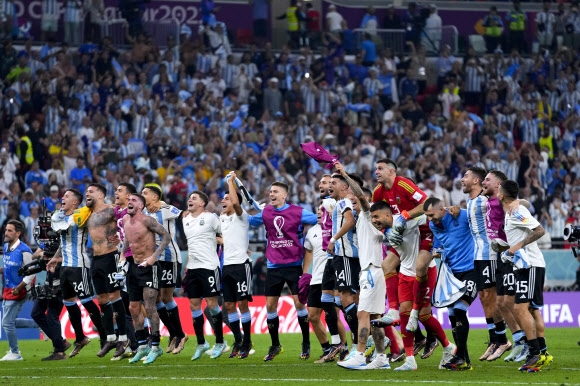 아르헨티나 선수들이 호주를 2-1로 꺾고 카타르월드컵 8강에 진출한 뒤 기뻐하고 있다.  AP 연합뉴스