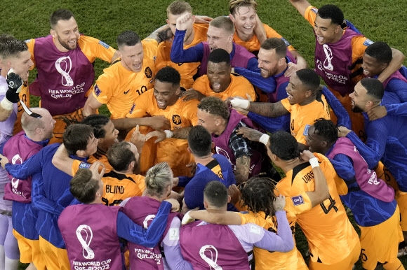 4일 네덜란드 선수들이 미국을 3-1로 꺾고 카타르월드컵 8강에 진출한 뒤 기뻐하고 있다.  AP 연합뉴스