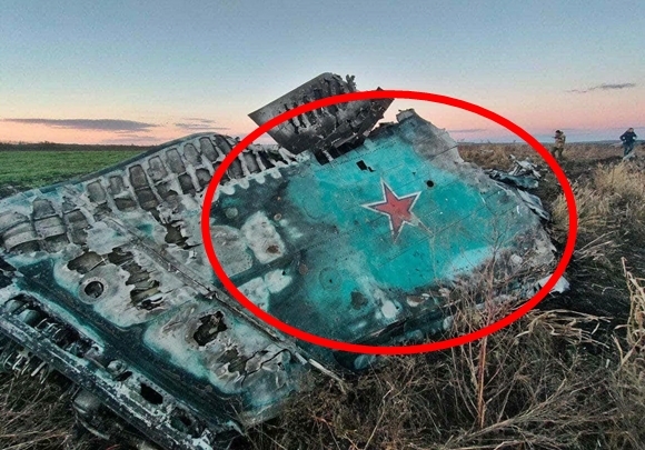 3일(현지시간) 우크라이나 무기 관련 소식을 전하는 ‘우크라이나 무기 추적’에 따르면 우크라이나 하르키우주에서 러시아군 전투기 Su-34 잔해가 발견됐다. 해당 채널은 “몇 달 전 하르키우주에서 격추됐으나 잔해는 발견되지 않았던 전투기”라며 관련 사진을 첨부했다. 2022.12.3  우크라 무기 추적
