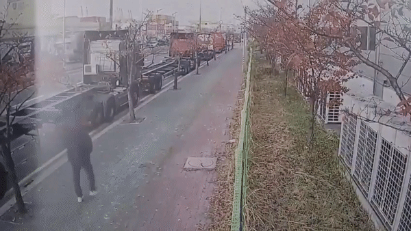 지난달 26일 화물연대 조합원 중 한 명이 부산 강서구 부산신항 인근에서 도로를 향해 쇠구슬을 쏘는 모습. 부산경찰청 제공