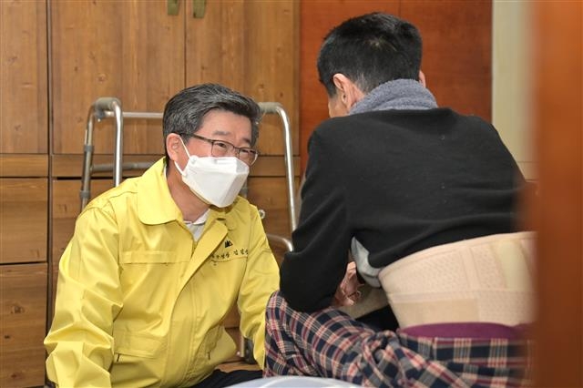 김길성(왼쪽) 서울 중구청장이 지난달 28일 회현동에 거주하는 독거노인 김모씨를 만나 대화하고 있다. 중구 제공