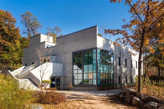 서울 구로구 항동 서울푸른수목원 내에 자리잡은 항동푸른도서관 전경. 구로구 제공