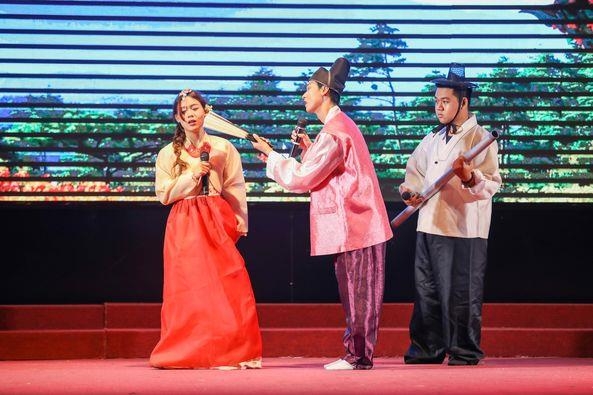 지난 10월 베트남 호찌민사범대에서 열린 한국문학 연극제에서 베트남 대학생들이 한국문학 작품의 주요 장면을 재연하고 있다. 이 행사는 호찌민 소재 7개 대학의 10개 팀이 참여해 성황을 이뤘다. 주베트남 한국문화원 제공