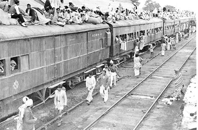 1947년 인도와 파키스탄에 새롭게 획정된 래드클리프 국경선을 넘어 이주하는 사람들. 이 국경선은 식민 종주국인 영국이 정했다.  위키피디아 제공