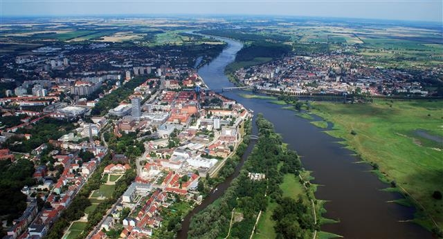오데르강을 사이에 두고 다리만 건너면 오갈 수 있는 독일의 프랑크푸르트(사진 왼쪽)와 폴란드의 스우비체(오른쪽)는 1945년까지 한 도시였으나 소련이 강제로 정한 오데르·나이세(Oder-Neisse) 국경으로 분리됐다. 위키피디아 제공