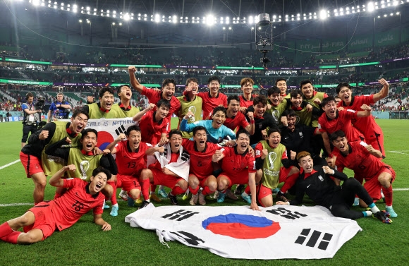 한국 축구대표팀 선수들이 3일 새벽(한국시간) 카타르 알라이얀의 에듀케이션시티 스타디움에서 열린 2022 카타르월드컵 조별리그 H조 3차전에서 포르투갈을 2-1로 꺾고 극적으로 16강에 합류한 뒤 환호하고 있다. 알라이얀 연합뉴스
