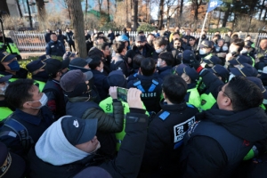 ‘노조법 2·3조 개정하라’… 금속노조-경찰 충돌