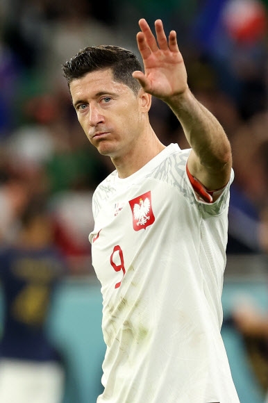 폴란드의 로베르트 레반도프스키가 카타르월드컵 16강전 프랑스와의 경기에서 패한뒤 아쉬움이 가득한 표정으로 관중들에게 인사를 하고 있다. 도하 뉴시스