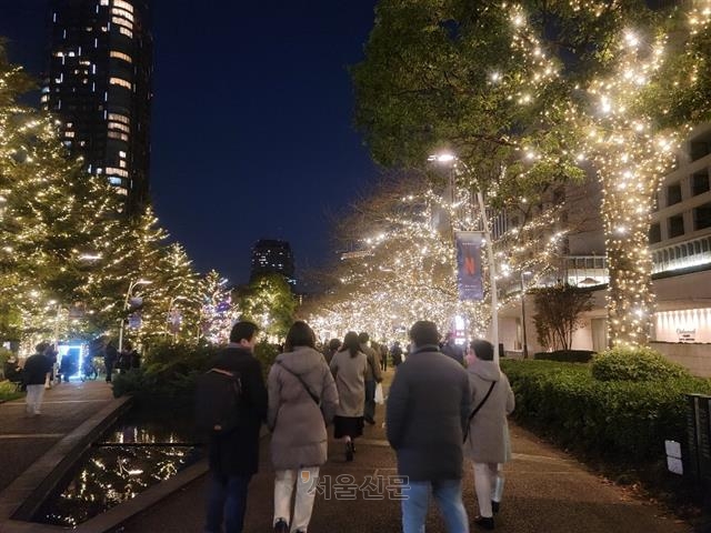 일본 정부가 겨울철 절전을 요청한 가운데 지난 3일 연말 일루미네이션으로 유명한 일본 도쿄 미드타운의 거리에 관광객들이 몰려 있다.