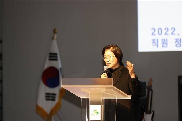 김미경 은평구청장이 지난 2일 은평구 녹번동 은평문화예술회관에서 열린 직원 정례조례에서 인사말을 하고 있다. 은평구 제공