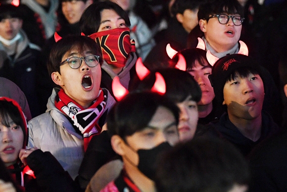 2022 카타르 월드컵 16강전 한국과 브라질의 경기가 열린 6일 오전 서울 종로구 광화문 광장에 붉은 악마와 시민들이 한국팀 선수가 기회를 놓치자 아쉬워하고 있다. 2022.12.6 오장환 기자
