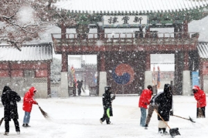 수원 등 경기 남부 눈…출근길 차량정체·교통사고 속출