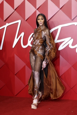 Winnie Harlow poses for photographers upon arrival at the British Fashion Awards in London, Monday, Dec. 5, 2022. AP 연합뉴스