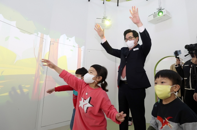 박일하 동작구청장이 서울형 키즈카페인 동작 실내놀이터 개소식 후 상상아지트 체험공간에서 아이들과 활동을 함께하고 있다. 동작구 제공.