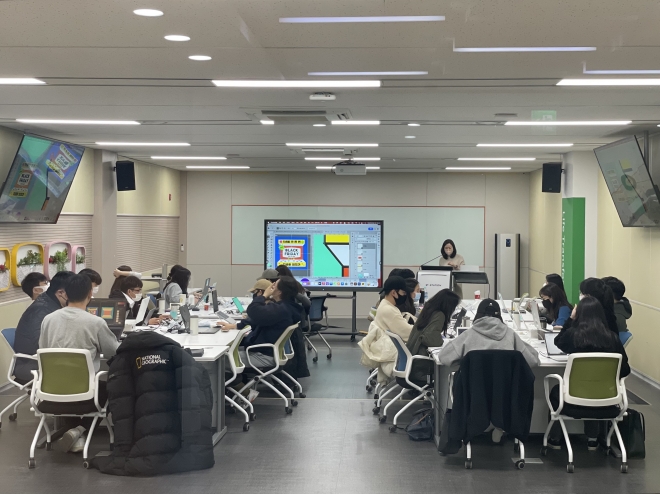 서울시가 강서구 서울산업진흥원 국제유통센터 1층에 새로 개관한 ‘청년취업사관학교’ 5호 캠퍼스에서 청년들이 강의를 듣고 있다. 서울시 제공. 