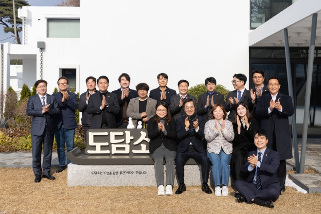 김동연 경기지사가 6일 도담소에서 경기도의회 청년 도의원 17명과 가진 오찬 간담회에서 기념사진을 찍고 있다. 경기도 제공 