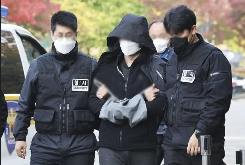 경기 광명에서 아내와 10대 두 아들을 무참히 살해한 40대 가장이 6일 열린 첫 재판에서 혐의를 모두 인정했다. 연합뉴스