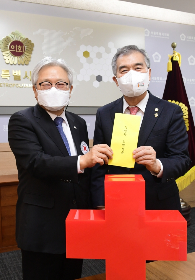 6일 김현기 의장(오른쪽)이 김흥권(왼쪽) 대한적십자사 서울지사 회장에게 2023년도 적십자 특별회비를 전달하고 있다.