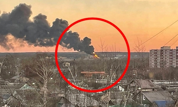 6일(현지시간) 러시아 쿠르스크 지역 비행장에서 검은 연기가 치솟고 있다. 쿠르스크 주지사 로만 스타로보이트는 우크라이나의 드론 공격으로 비행장의 연료저장탱크에 불이 붙었다고 밝혔다. 2022.12.6  타스 연합뉴스