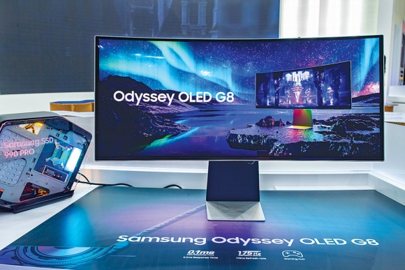 유기발광다이오드(OLED) 디스플레이를 사용한 삼성전자 게이밍 모니터 ‘오디세이 올레드 G8’ 제품 사진. 삼성전자 제공