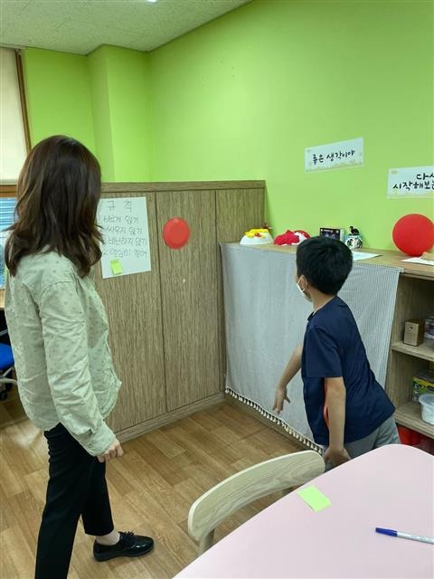 서울 동작구정신건강복지센터 주관으로 삼일초등학교에서 정서조절 훈련 프로그램 ‘부정적인 감정 해소활동’을 실시하는 모습. 동작구 제공