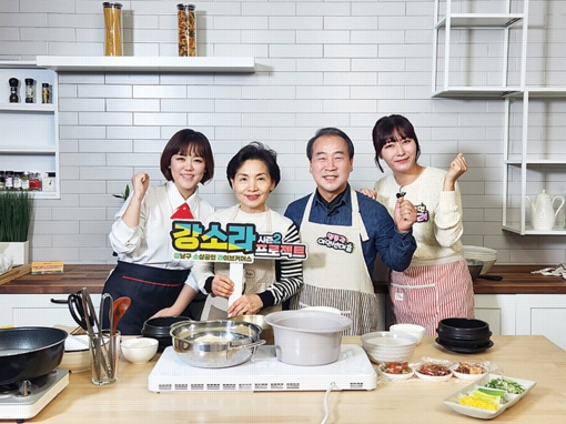 코미디언 김미려(오른쪽 첫 번째)와 서울 강남구 소상공인이 함께 ‘강남구 소상공인 라이브커머스’(강소라 프로젝트)를 진행하고 있다. 강남구 제공