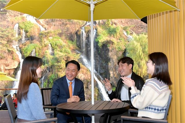 이성헌(왼쪽 두 번째) 서울 서대문구청장이 홍제천 인공폭포 앞에 마련된 휴식 공간에서 직원들과 담소를 나누고 있다. 서대문구 제공