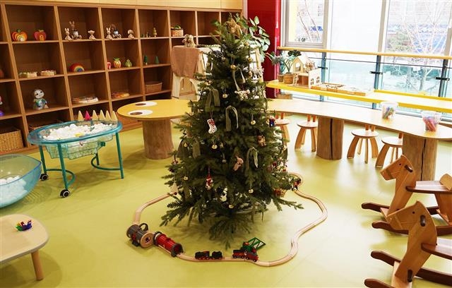 서울 강동어린이회관 실내에 크리스마스 장식이 더해진 모습. 강동구 제공