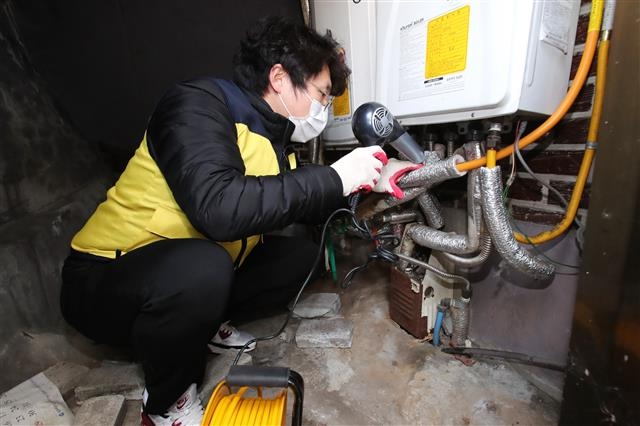 서울 성동구는 취약계층 가구를 대상으로 ‘찾아가는 해빙지원서비스’를 운영한다. 기동정비반이 동파된 수도관을 점검하고 있다. 성동구 제공