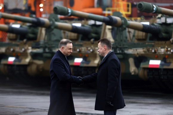 한국산 K2 전차 앞에서 악수하는 폴란드 대통령 