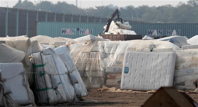 대진침대 관계자가 2018년 10월 15일 충남 당진시 동부항만 야적장에 보관돼 있던 라돈 검출 매트리스를 천안 본사로 옮기기 위해 운반 차량에 싣고 있다. 당진 뉴스1