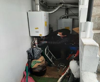 대민 안전 복지서비스에 나선 빗물펌프장 직원이 소외계층 가구의 보일러를 점검하고 있다. 영등포구 제공