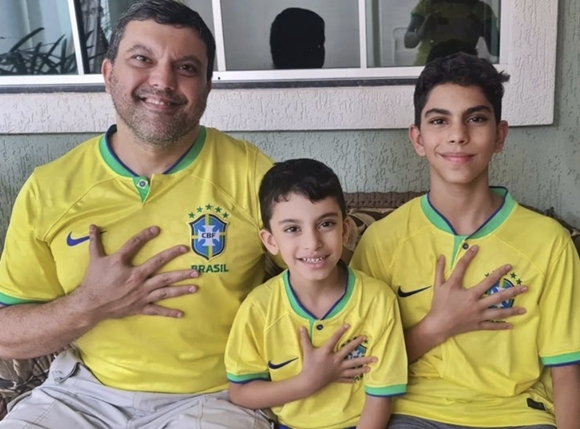4대째 여섯손가락이 대물림 된 브라질 ‘육손’ 가족은 자국이 2002 한·일 월드컵에서 우승 트로피를 거머쥔 이후, 월드컵 시즌마다 함께 모여 브라질의 6번째 우승을 기원한다.  파밀리아 엑사(육손 가족) 인스타그램