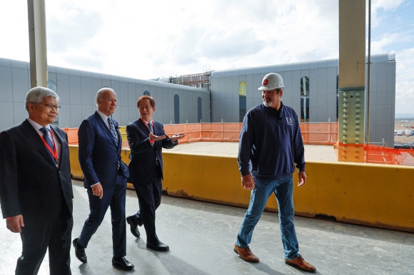 조 바이든(왼쪽에서 두번째) 미국 대통령이 6일(현지시간) 미국 애리조나주에 건설 중인 대만 TSMC 반도체 공장을 둘러보고 있다. 연합뉴스