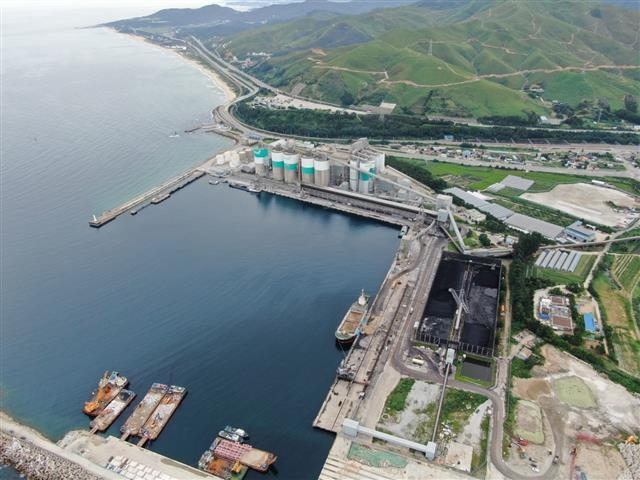 강원 강릉시는 지방관리 무역항인 옥계항을 정부의 제4차 항만기본계획에 포함시켜 제2의 포항, 울산항 규모로 개발하는 것을 목표로 하고 있다. 현재는 시멘트 수출 전진기지로 활용되고 있지만 복합물류 국가항으로 변신해 환동해권의 중심항이 될 것을 꿈꾸고 있다. 사진은 옥계항 전경. 강릉시 제공