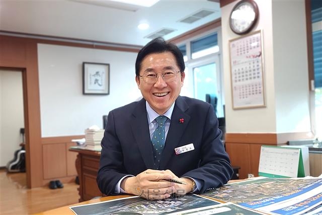 박경귀 충남 아산시장이 7일 시청 집무실에서 서울신문과 인터뷰를 갖고 ‘신정호 아트밸리’에 대해 설명하고 있다.