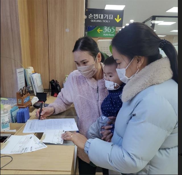 한 이주여성이 해남군 이주여성 통번역사의 도움을 받아 서류를 작성하고 있다. 해남군 제공
