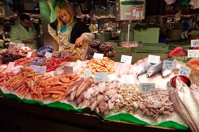 스페인 바르셀로나 보케리아 시장 안 한 상점에 새우와 해산물들이 가득 놓여 있다.