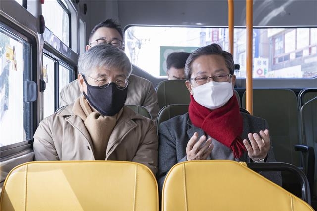 최호권(앞줄 오른쪽) 서울 영등포구청장이 지난달 30일 신길뉴타운 지역을 운행하는 6713번 버스를 타고 김재민 세풍운수 대표와 함께 대화를 나누고 있다. 영등포구 제공