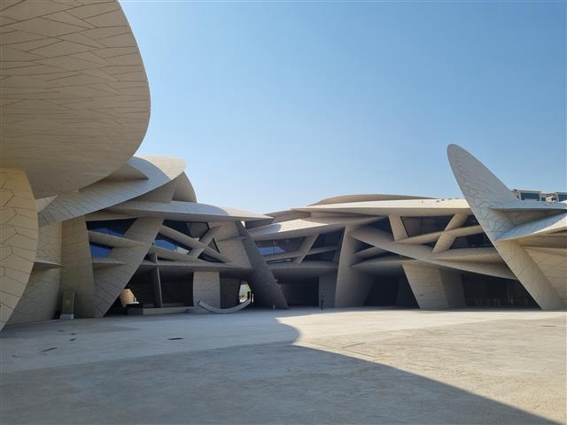 독특한 디자인으로 카타르의 랜드마크가 된 도하 카타르국립박물관(NMOQ)의 모습.