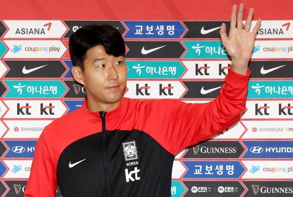 Son Heung-min of the Korean national soccer team, who advanced to the World Cup round of 16 for the first time in 12 years, returns home through Incheon International Airport on the afternoon of the 7th and waves to fans.  2022.12.7 Yonhap News